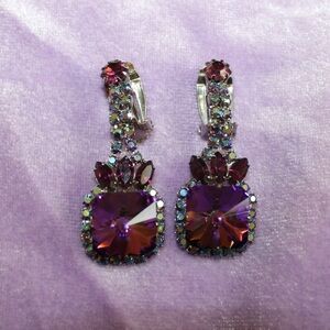 Stunning Vintage purple rhinestone clip one- very shiny!